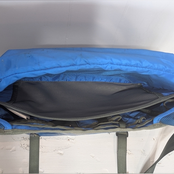 Patagonia Black Hole Mini Messenger Blue 12L Hiking Travel Discontinued Rare - Picture 13 of 15